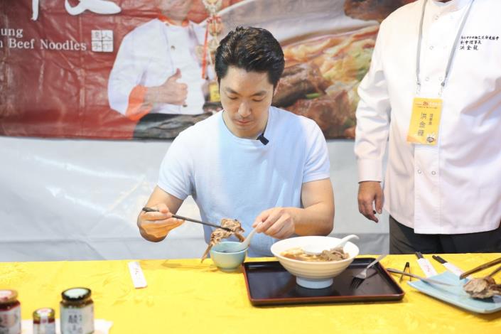 臺北市政府蔣萬安市長品嘗牛肉麵