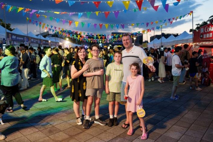 外籍旅客享受「2025台北國際美食節-漢堡嘉年華」