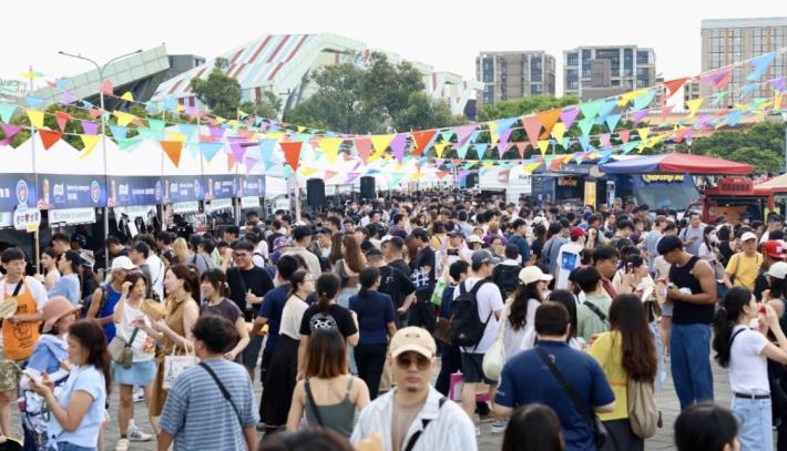 民眾遊逛「2025台北國際美食節-漢堡嘉年華」