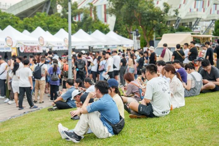 「2025台北國際美食節-漢堡嘉年華」現場民眾野餐