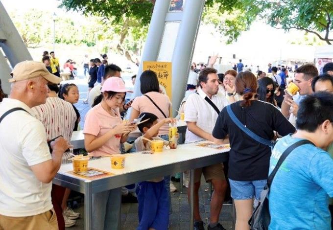 民眾於立吞區品嚐牛肉麵