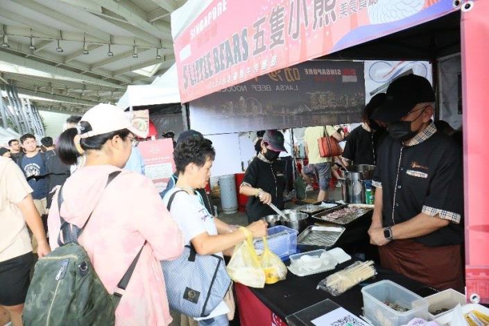 民眾購買嘉年華市集商品