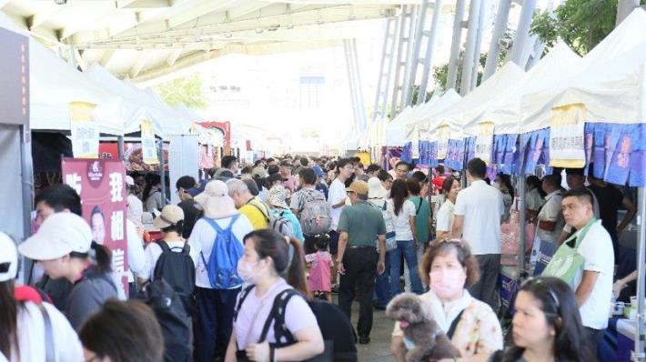 嘉年華市集遊逛人潮