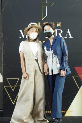 黃珊珊副市長與2020台北好時尚金獎設計師夏筱琴合影《心誠則零異材質拼接套裝》