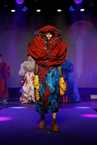 學生組設計師鄭家昀作品走秀