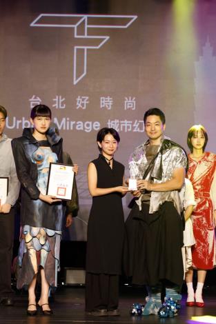 蔣市長頒發學生組金獎予設計師黃婉鈞