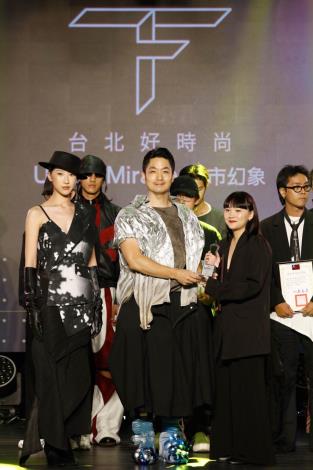 蔣市長頒發設計師組佳作予設計師賴品聿