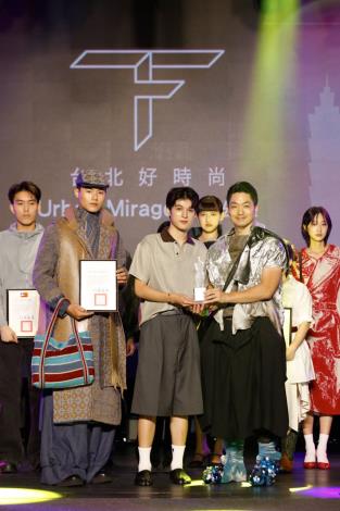 蔣市長頒發學生組銀獎予設計師陳立越