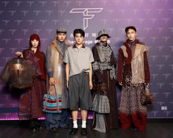 學生設計師陳立越與學生組銀獎「育我如母」