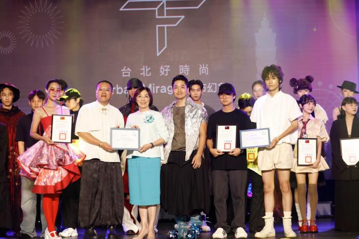 蔣市長與T-DIMENSIONAL BEAUTY特別獎獲獎設計師王季澧及湯俊翔合照