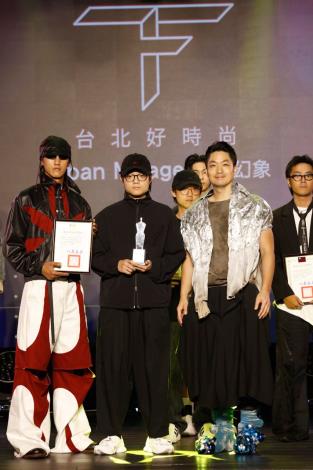 蔣市長頒發設計師組銀獎予設計師陳樵一