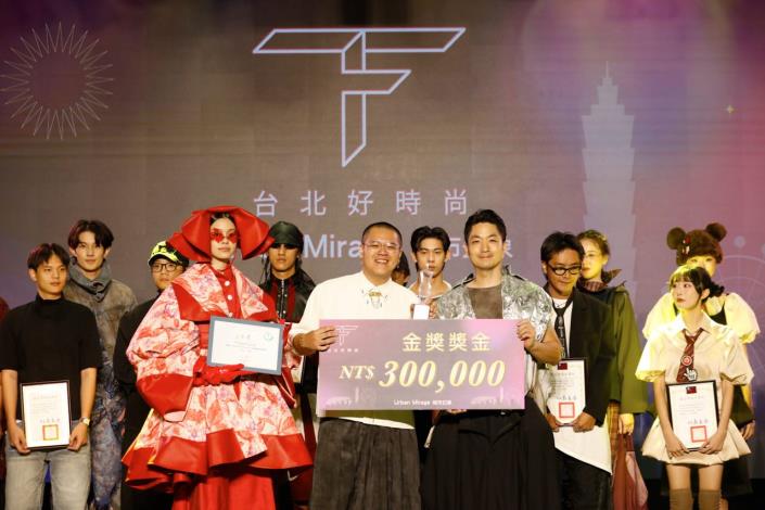 蔣市長頒發30萬元獎金予金獎設計師王季澧
