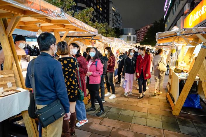 民眾前往東區商圈遊逛市集
