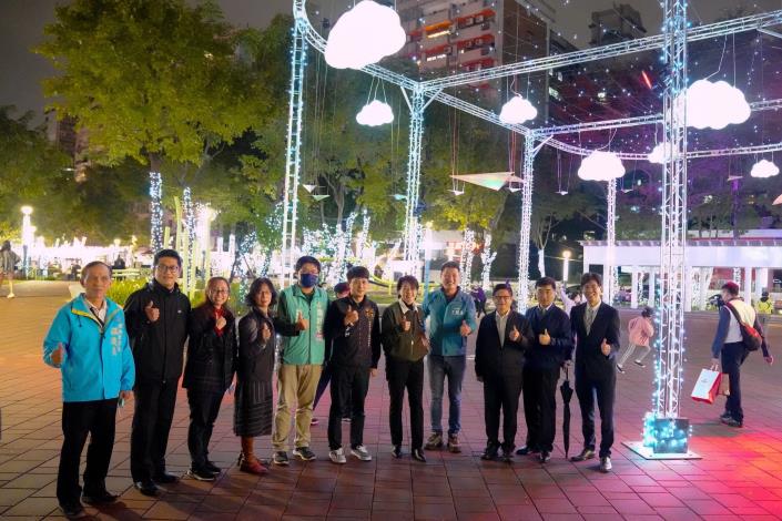 瑠公公園「夢想候機亭」，炫彩紙飛機、螢火蟲草原打卡必拍景點!