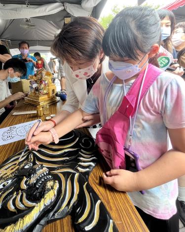 2022台北神匠 福虎工藝大賞09(黃副市長與民眾共同體驗彩繪DIY)_20220702_商發科_姿蓉.JPG