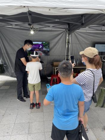 民眾進行VR體驗
