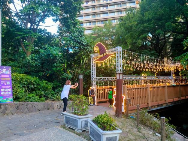 民眾於黑貓使魔留影