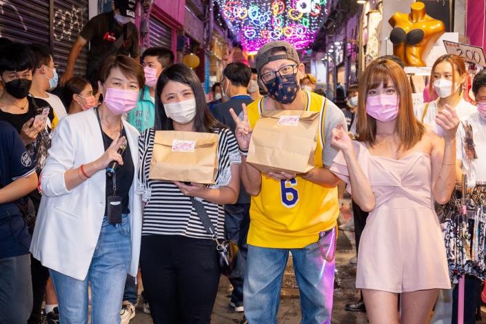 8.黃珊珊副市長與孟潔送出食力脫單福袋給幸運民眾