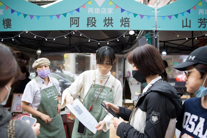 型店店家阿段烘焙與民眾互動