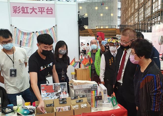 臺北市商業處江美玲副處長與展出攤位互動