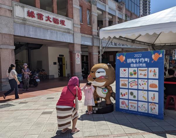 民眾與朝陽商圈吉祥物鈕扣貓合影