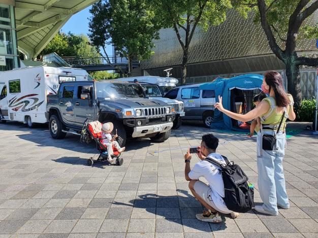 民眾開心與展出車款合影