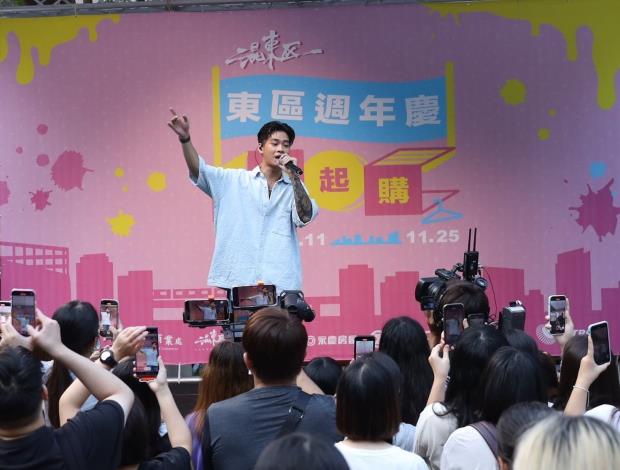 藝人高爾宣進行舞台表演
