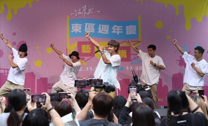 歌手鼓鼓呂思緯進行舞台表演