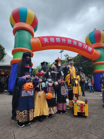 民眾呼朋引伴變裝參加第14屆天母搞什鬼萬聖節嘉年華