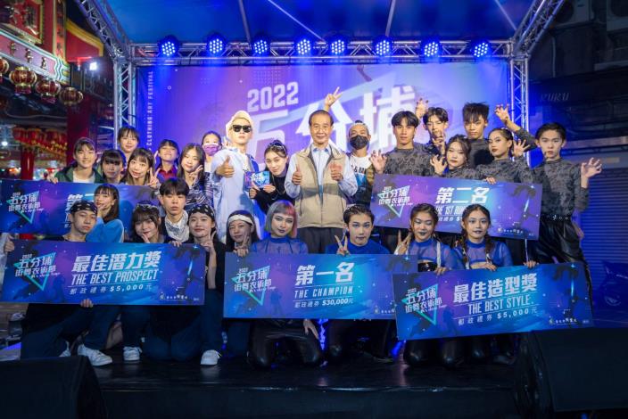 臺北市五分埔商圈促進會陳永昌 理事長與三位評審老師及得獎隊伍大合照