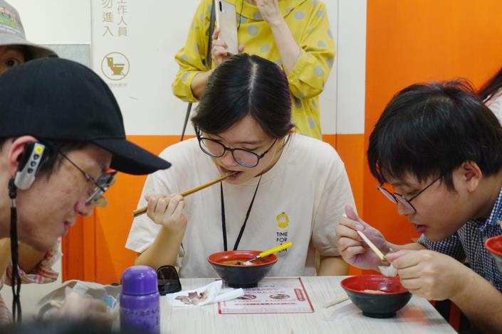 「萬華艋舺–美食樂遊」民眾體驗蔴油木子特色料理.JPG