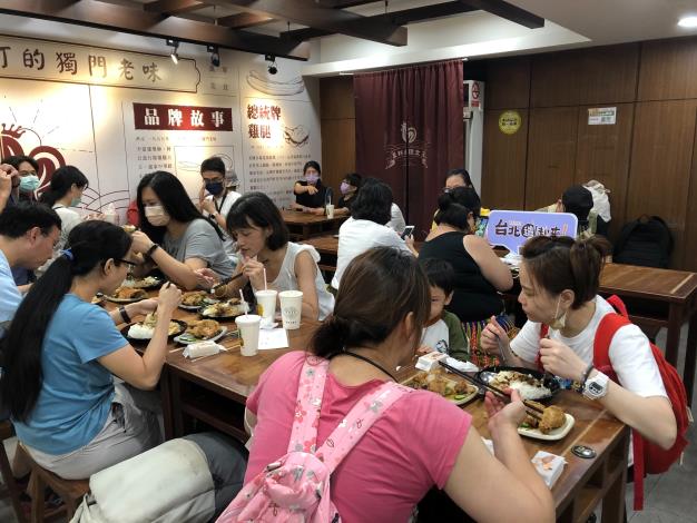 「西門城中–好物樂遊」民眾體驗玉林雞腿大王特色料理