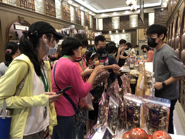 「大同稻埕–老埕樂遊」誠天下葯食舖與民眾互動