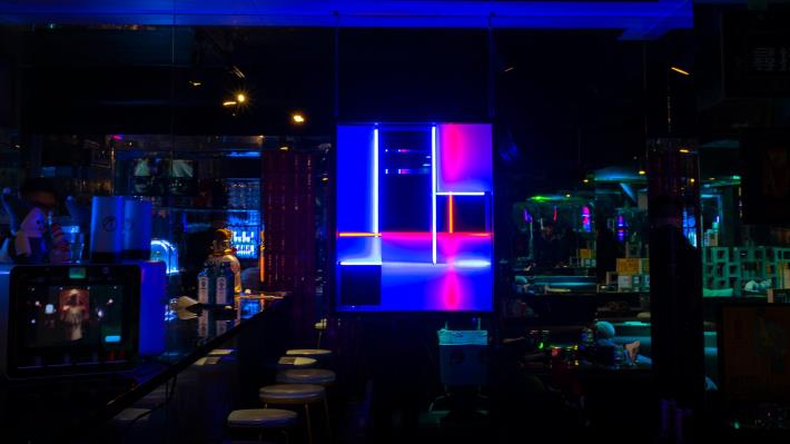藝術入店9-恍 紅燈、藍燈與電控玻璃