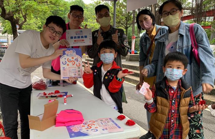 小朋友們闖關成功獲得商圈抵用券