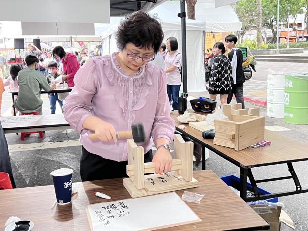 江美玲副處長體驗板凳DIY活動