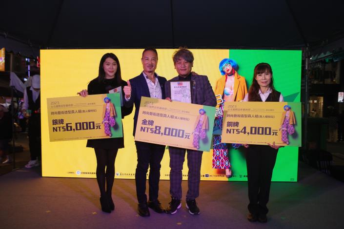 台灣美髮美容產業 發展協會許景然理事長為時尚藝術造型真人組前三名頒獎2.JPG