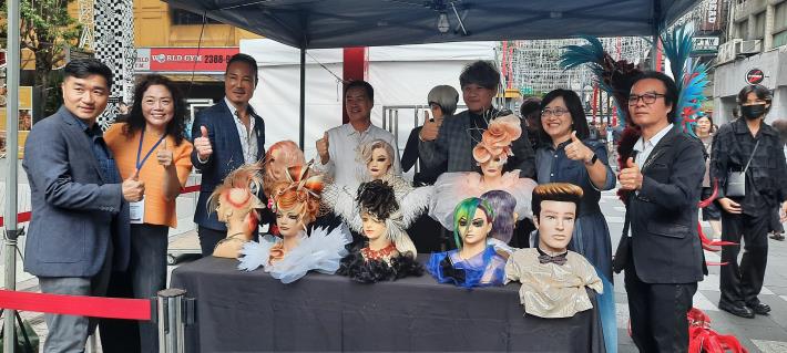 臺北市林奕華副市長（右二）與得獎展示作品合影