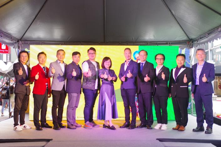 臺北市林奕華副市長(左六)、臺北市政府產業發展局陳俊安局長(左五)、臺北市商業處高振源處長(左四)、台灣美髮美容產業發展協會許景然理事長(左七)及現場貴賓大合照.JPG