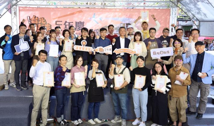 03.臺北市商業處高振源處長(左7)、臺北市商圈產業聯合會洪文和理事長(左8)、貴賓及23家輔導店家大合影