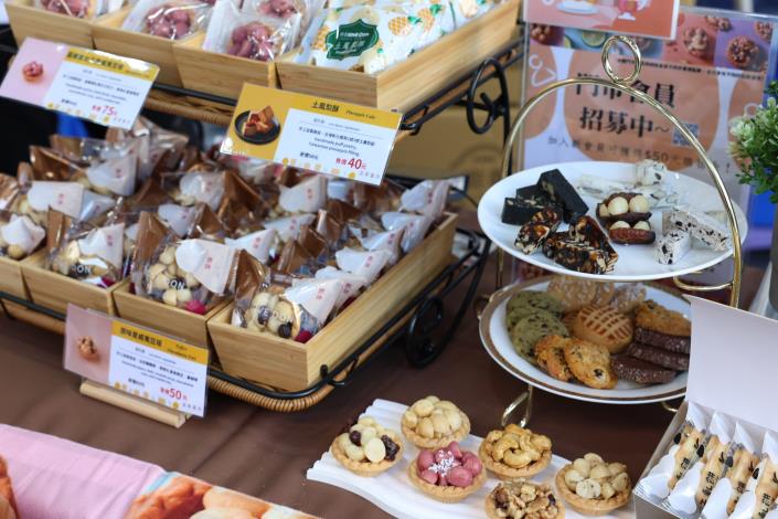 14.112年輔導店家樂東菓丼特色商品展示