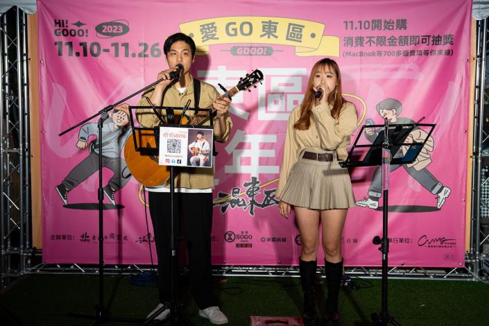 東區週年慶小型音樂會邀請表演團體於頂好廣場熱力演出
