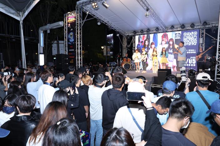 民眾熱情參與主場活動知名歌手哈燒演唱會.JPG