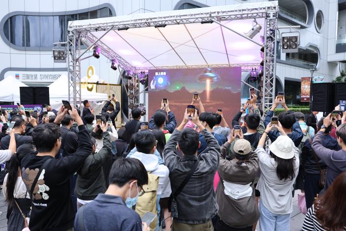 民眾於電競電玩週一同遊玩派對電玩遊戲.JPG