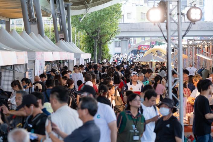 商圈嘉年華活動現場湧進大量民眾遊逛 選購商圈特色好物
