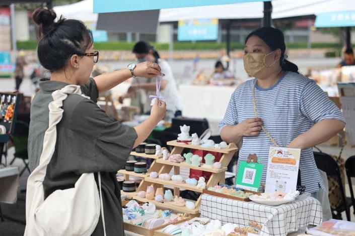 「探遊花圓市集」吸引民眾前來購買精美商品