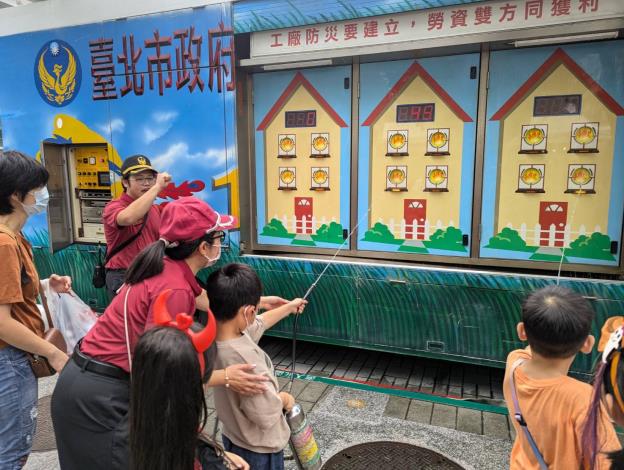 民眾參與小小消防員活動，一起學習防災知識