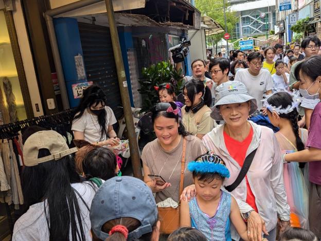 民眾熱情參與踩街活動