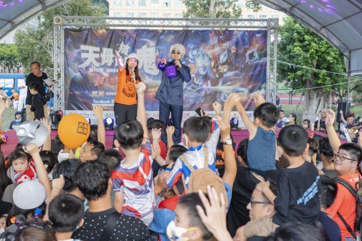 3.大朋友小朋友聚集於舞台前參加有獎徵答活動