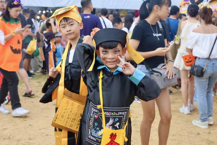13.小小殭屍出沒天母，一旁道士單手握拳準備發動神通